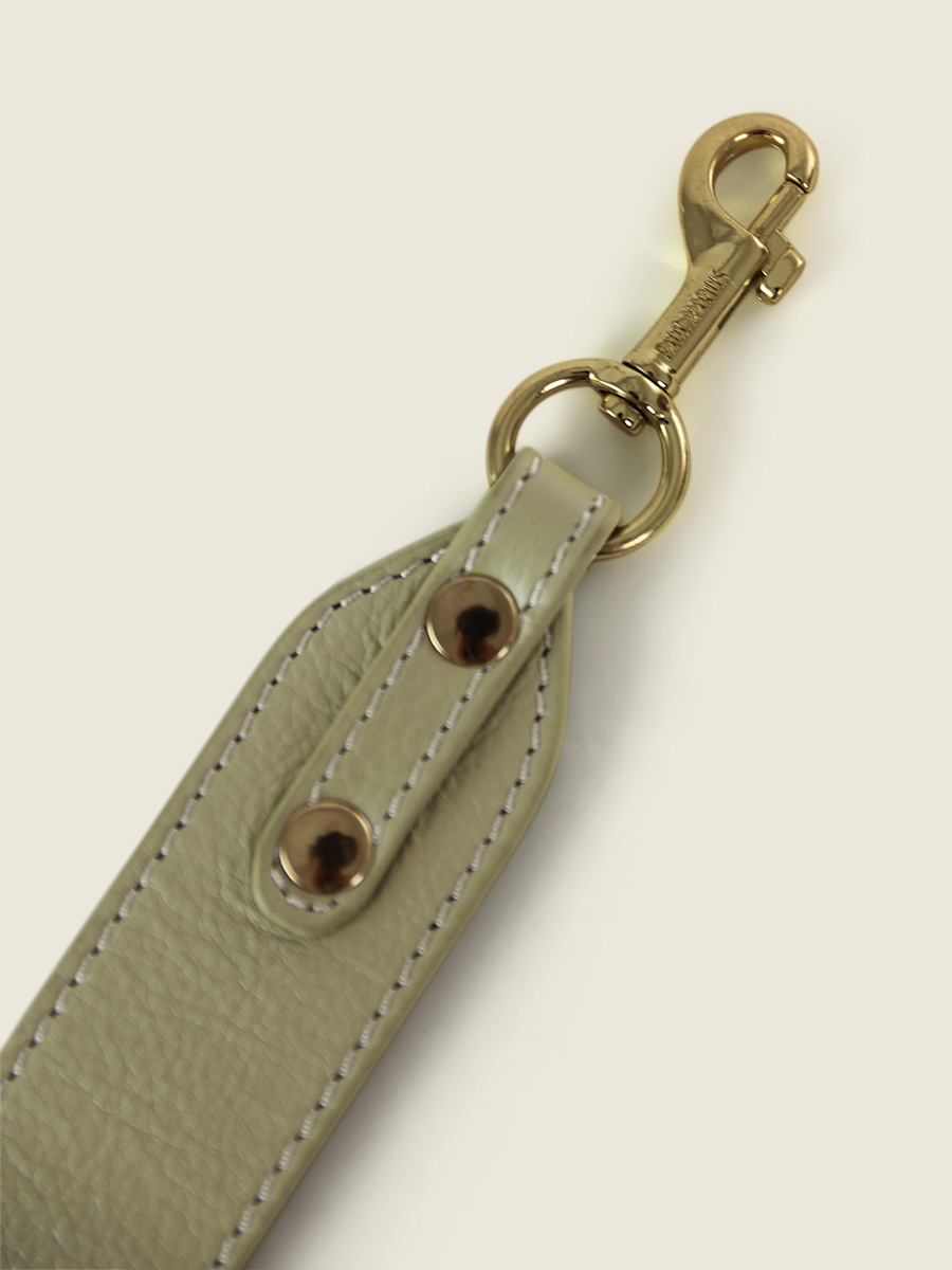 Foto-Seitenansicht-Umhängetasche-Leder-grün-Labandouliere-Art-Deco-Mandel-Paul-Marius-SS01-AD-AL