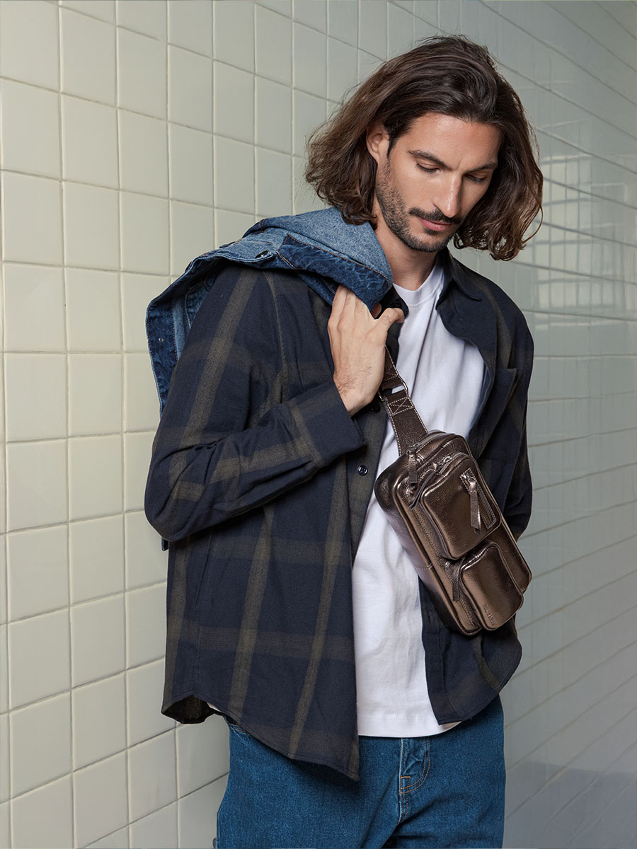 Gürteltasche aus Leder in Silber von LaBanane 90s in Stahl mit Rückansicht M86 GM