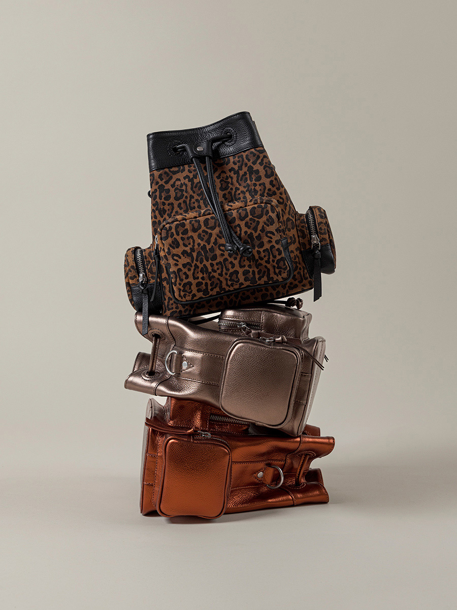 Beuteltasche aus Leder mit Leopardenmuster, schwarz, LeSeau 90s, Leopardenmuster, Ansicht, Zoom, Material, W57 LP B