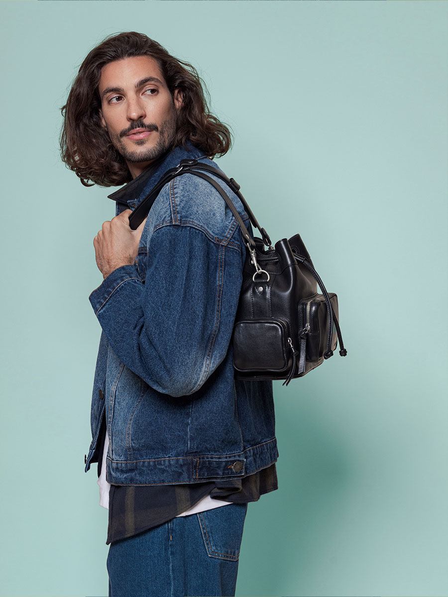 Beuteltasche aus Leder von LeSeau, schwarz, Zoom-Ansicht des Materials, W57 B