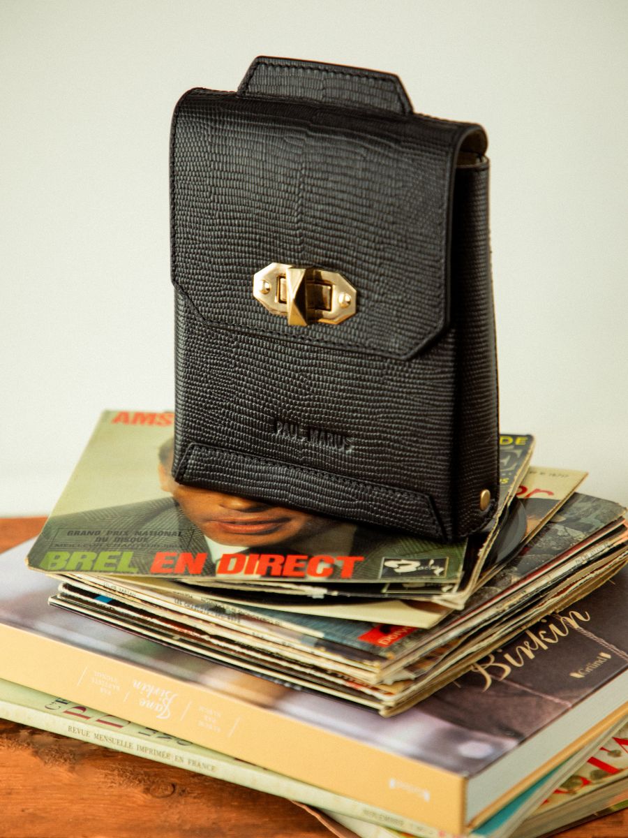 Fotoansicht: Tragebeispiel Handytasche aus Leder in tiefschwarz Agathe 1960 Paul Marius M70 L B