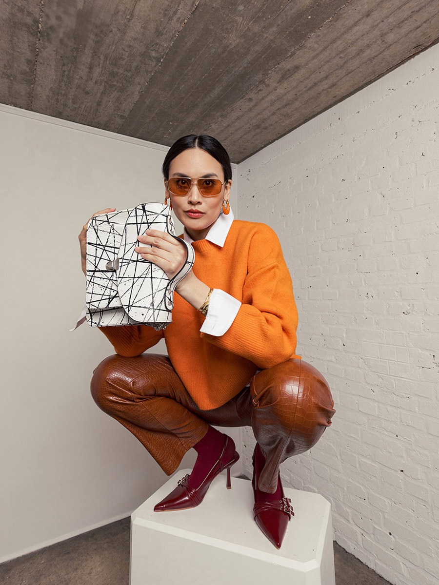 Umhängetasche aus Leder in Weiß, Schwarz und Orange – Mademoiselle George N°2 – Arty 01 – Ansicht von hinten – W105 ART1 B-W