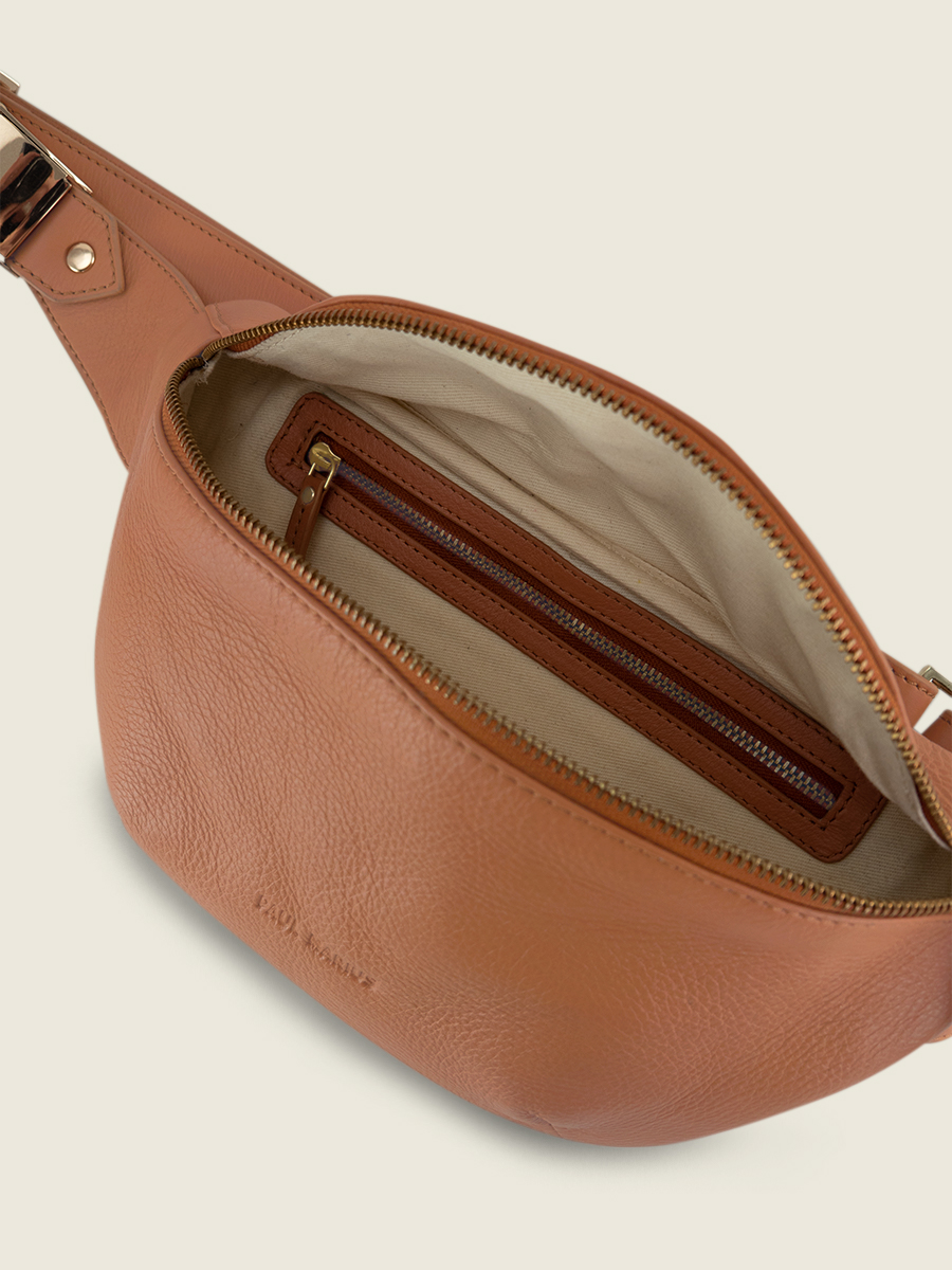 Foto-Rückansicht-Beltbag-braunes Leder-LaBanane-Art-Deco-Caramel-Paul-Marius-M503-AD-CA