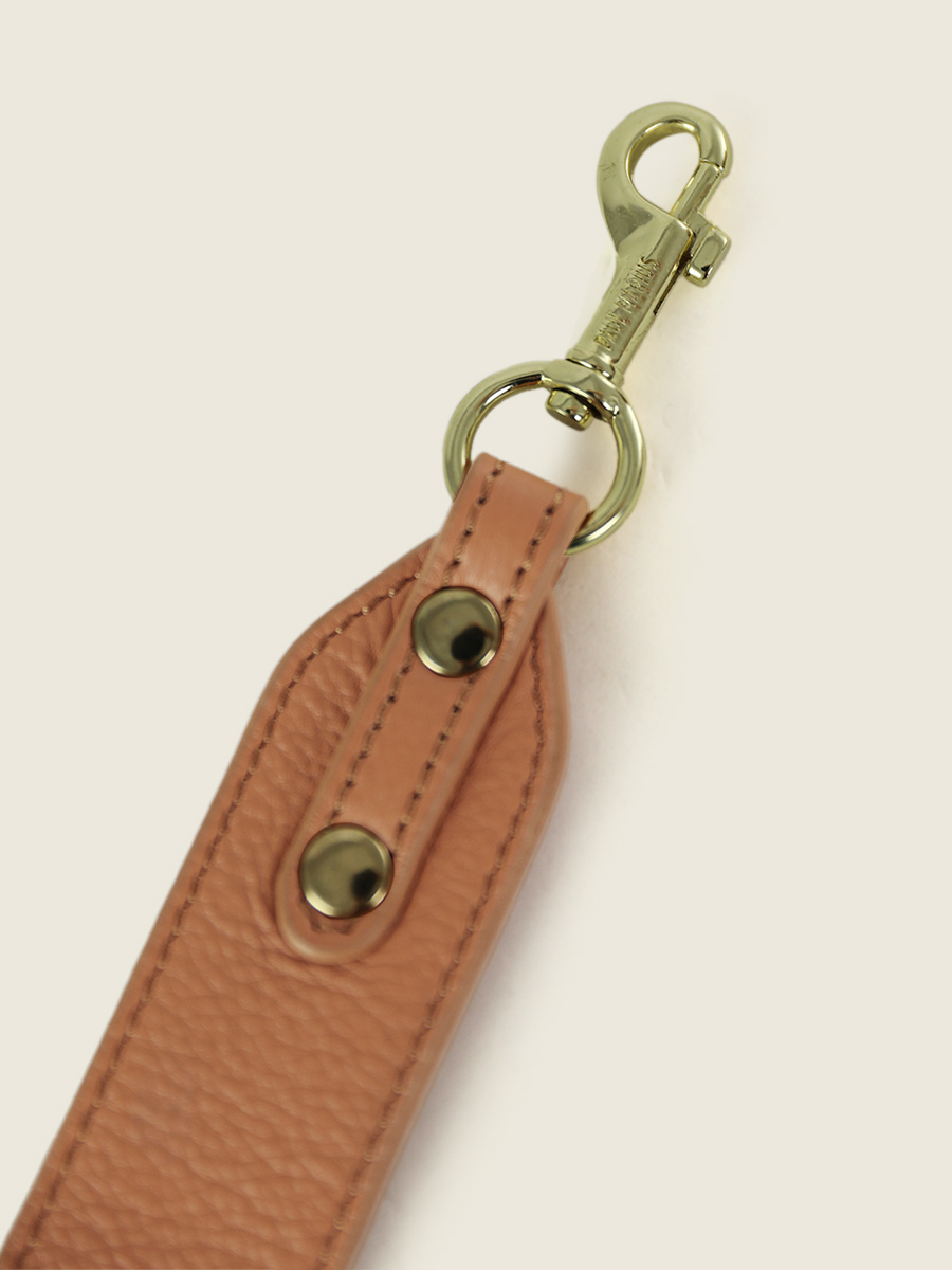 Foto-Seitenansicht-Umhängetasche-braunes Leder-Labandouliere-Art-Déco-Karamell-Paul-Marius-SS01-AD-CA