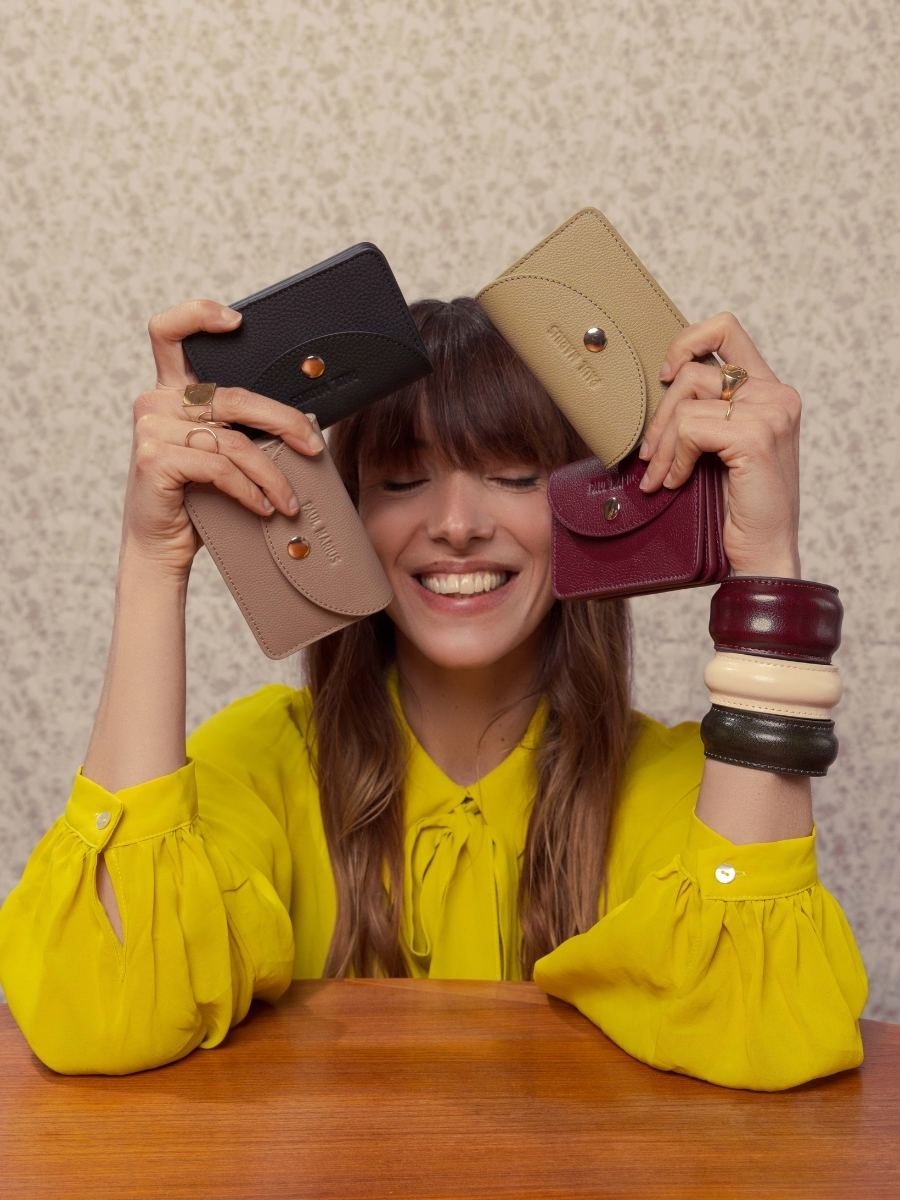 Geldbörse aus Leder Basile taupe Seitenansicht M75 bei