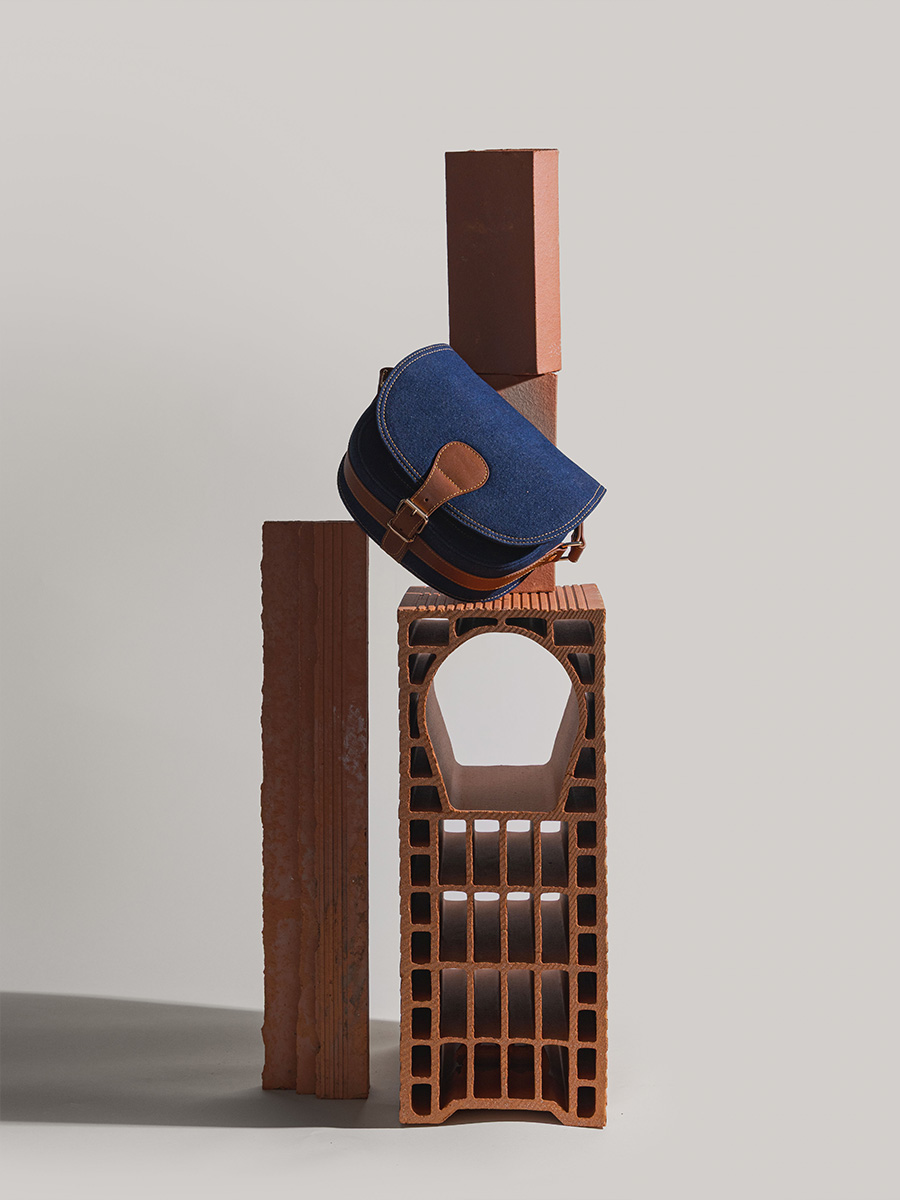 Umhängetasche aus blauem Jeansstoff von Le Bohemien, Raw Denim, Zoom-Ansicht des Materials, M44 DBLU-DENIM