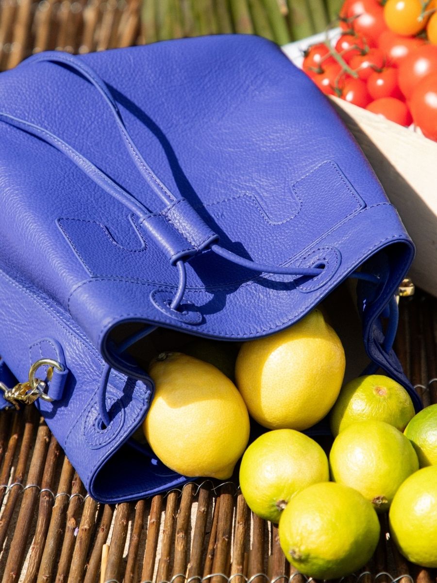 Fotoansicht-Vorderseite-Beuteltasche-Leder-blau-Capucine-Azur-Königsblau-Paul-Marius-W39-AZ-BLU