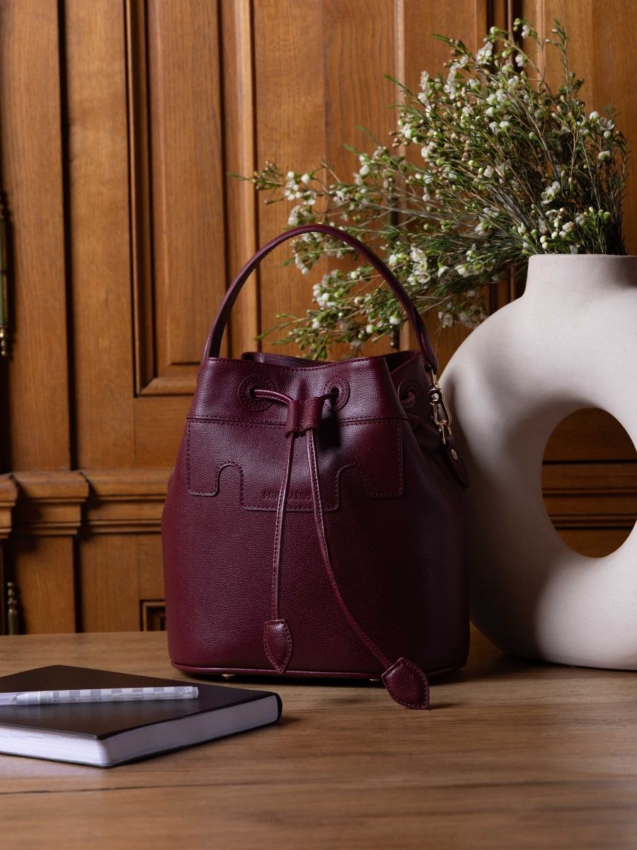 Beuteltasche aus Leder in Violett Capucine Taupe mit Zoom-Ansicht des Materials W39 P