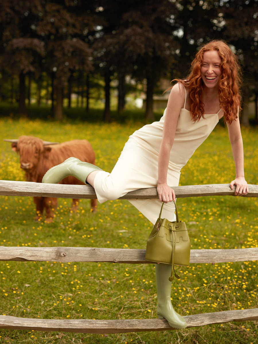Beuteltasche aus Leder Capucine olivgrün Ansicht getragen W39 GR-O