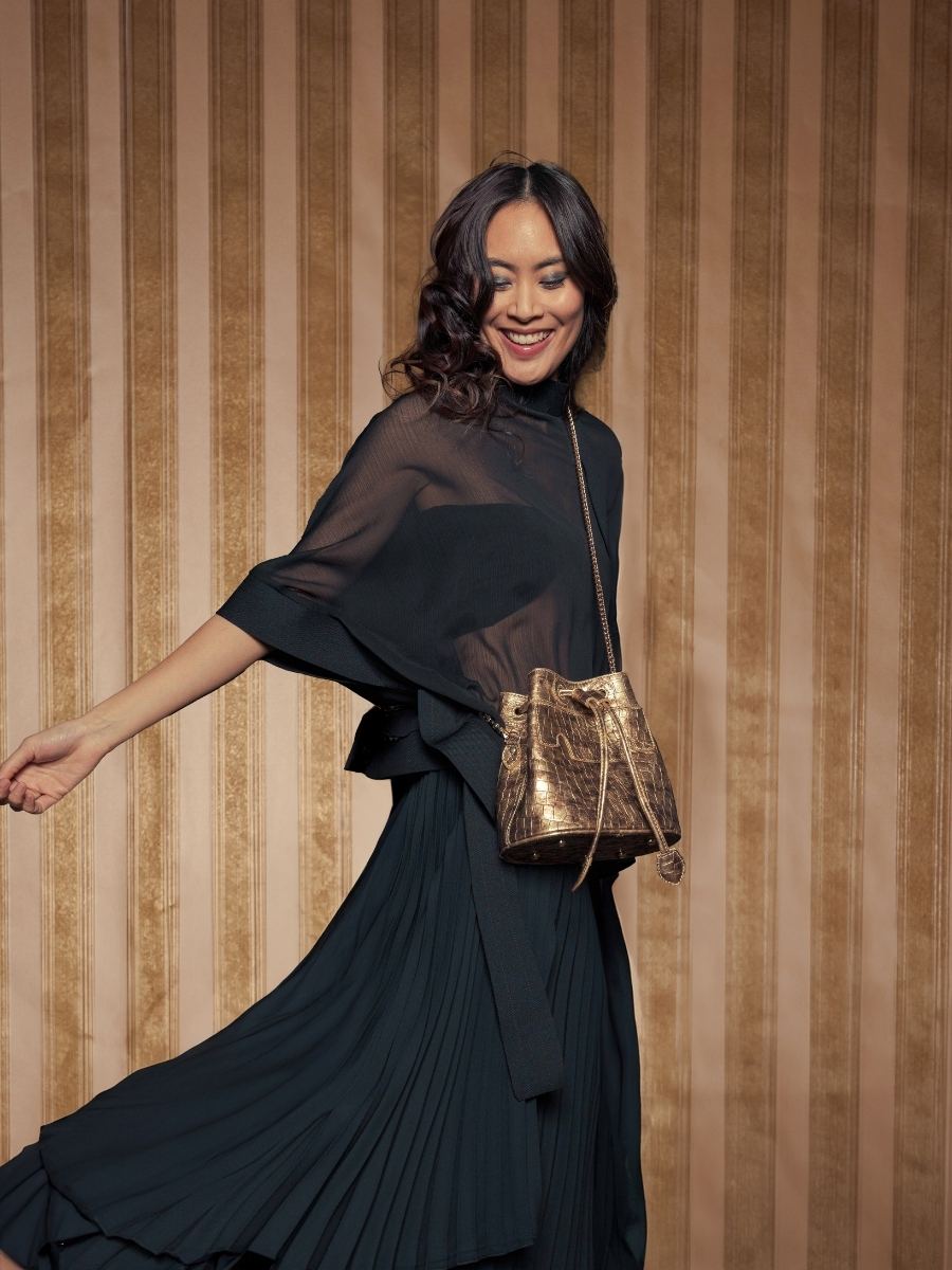 mini-beuteltasche-goldfarbenes-leder-capucine-xs-schmuck-ansicht-vorderseite-w39xs-cr-db-g