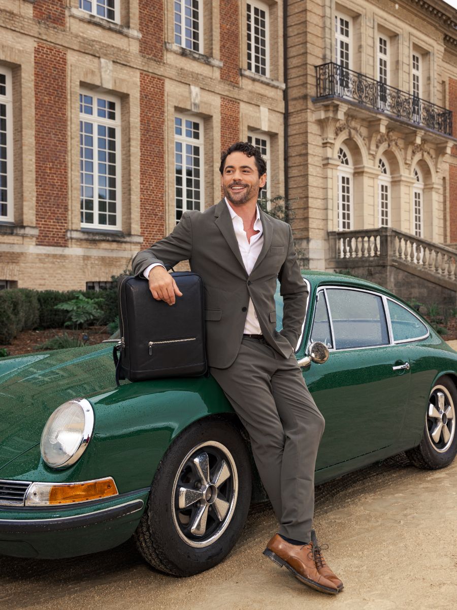 Fotoansicht: Trageweise, Rucksack aus schwarzem Leder, LA SUITE Charles, schwarz, PAUL MARIUS, B11 B