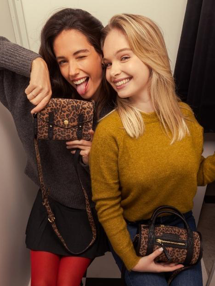 sac-bandouillere-charlie-leopard-noir-vue-portee-w30-lp-b