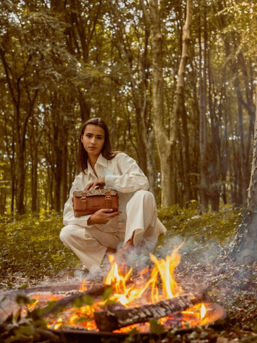 Fotoansicht-Tragetasche-Umhängetasche-Leder-mehrfarbig-Lartisane-Esperanza-Paul-Marius-P02-MEX