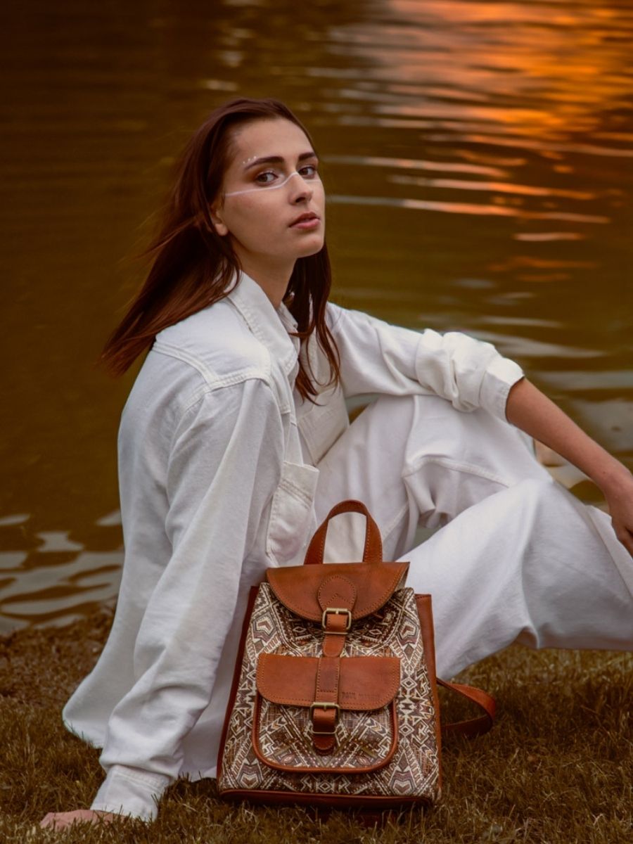 Fotoansicht-Tragetasche-Rucksack-Leder-mehrfarbig-LeBaroudeur-Esperanza-Paul-Marius-M40-MEX