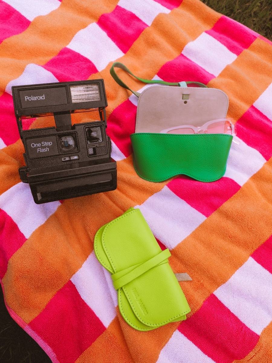 foto-mit-trage-etui-für-brille-aus-leder-grün-etui-für-brille-sorbet-kiwi-paul-marius-m49-sb-gr