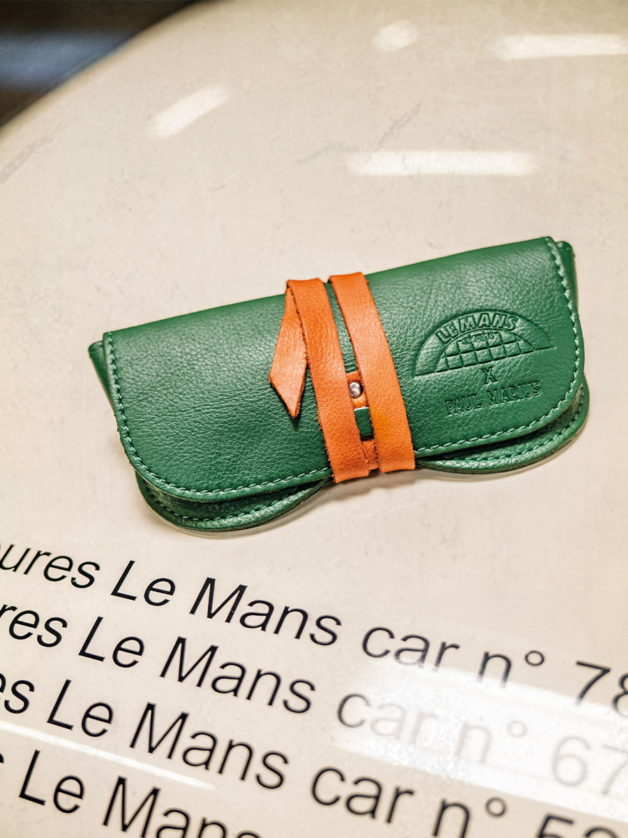 foto-mit-trage-etui-brillenetui-aus-leder-grün-brillenetui-le-mans-klassisch-paul-marius-m49-lemans-dg