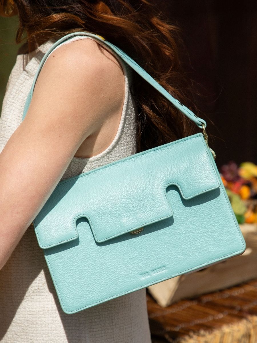 Fotoansicht-Vorderseite-Baguette-Tasche-Leder-blau-Gabrielle-Azur-Himmelblau-Paul-Marius-W42-AZ-L-BLU