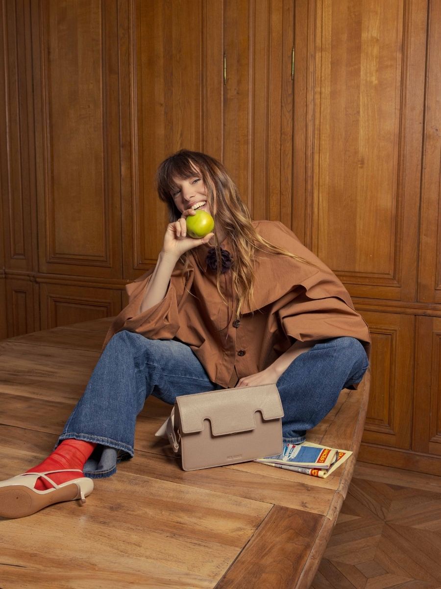 Baguette-Tasche aus Leder Gabrielle taupe Ansicht von der Seite W42 BEI