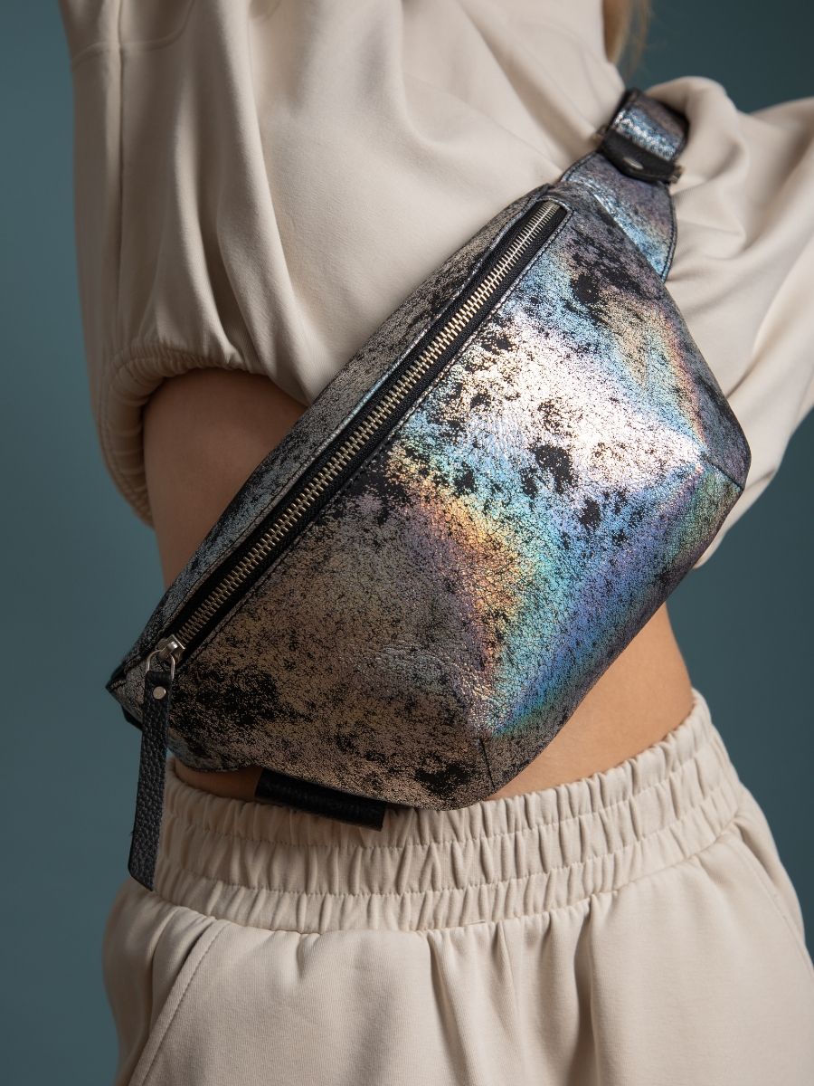 Fotoansicht-Vorderseite-Banane-Holographisches-Leder-Labanane-Galaxie-Paul-Marius-M503-Gal