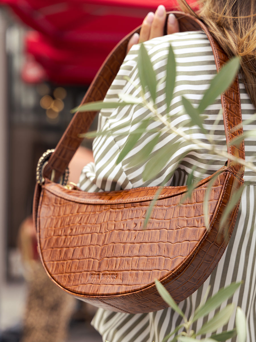 Fotoansicht-Zoom-Material-Halbmondtasche-Leder-braun-hellblau-Heritage-braun-eisblau-paul-marius-w50-cr-db