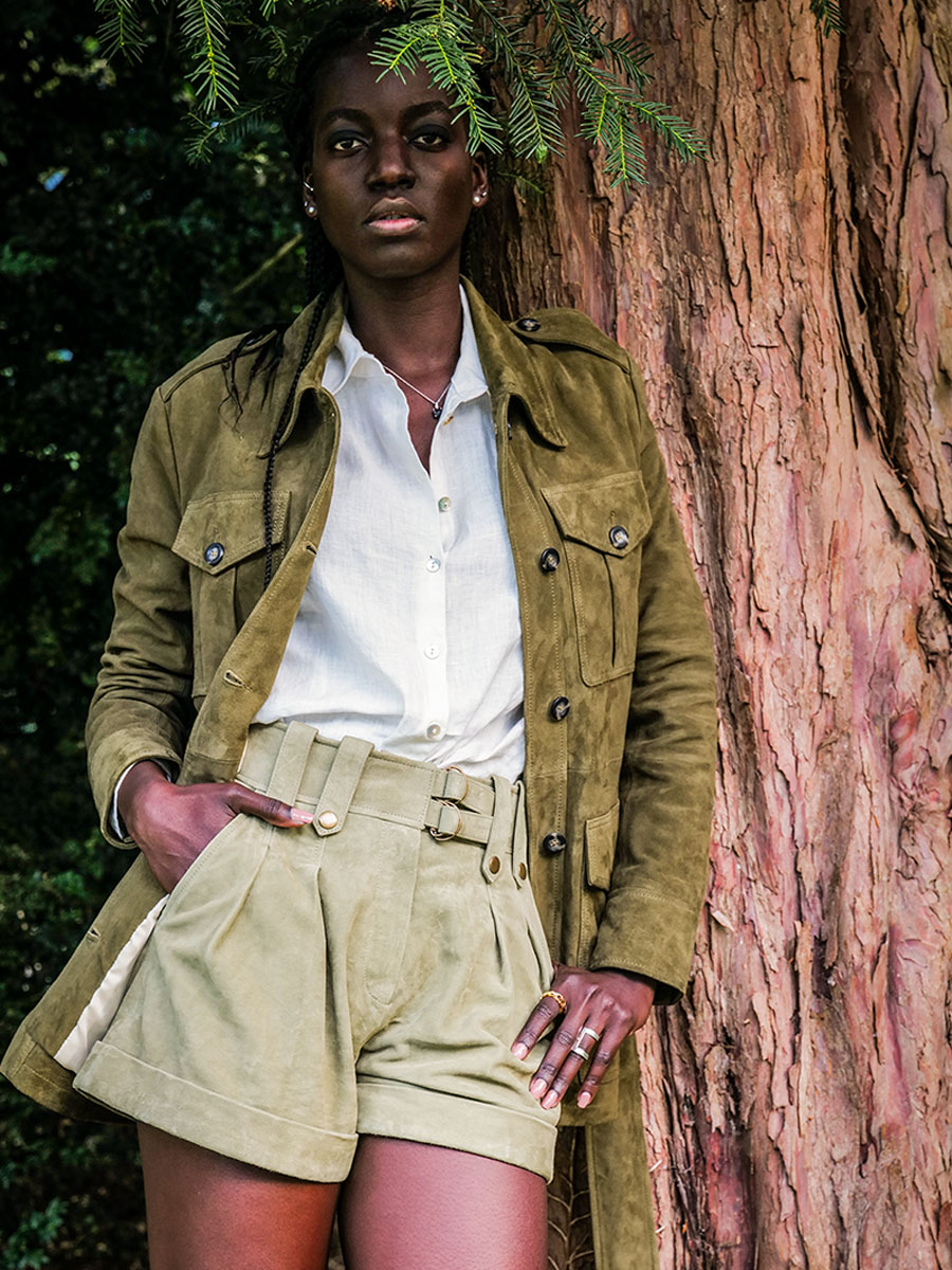 Foto-Modell-Saharajacke-kaki-Leder-Damen-Lasaharienne-kaki-Rodeo-Paul-Marius