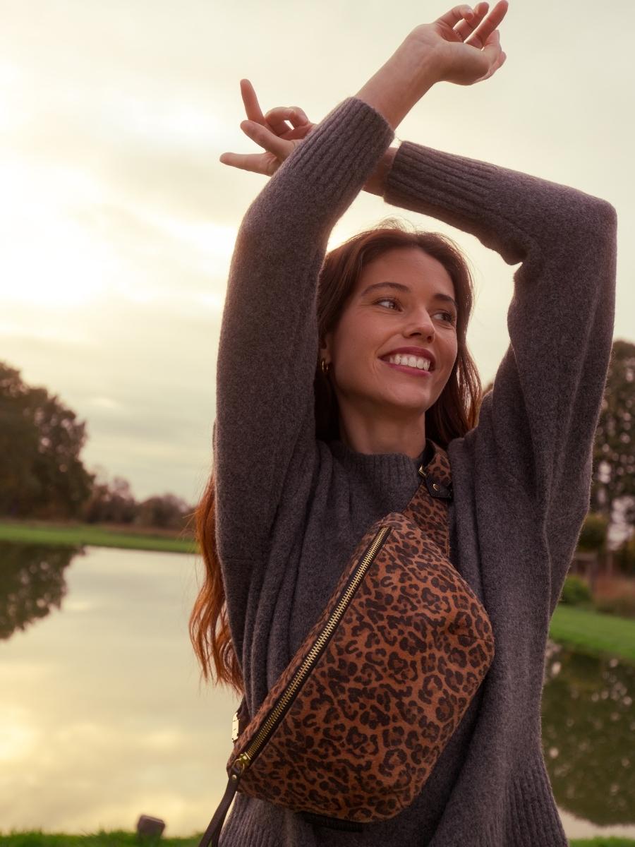 Foto-Ansicht-Tragegurt-Gürteltasche-Leder-Leopard-schwarz-LaBanane-Leopard-schwarz-Paul-Marius-M503-LP-B