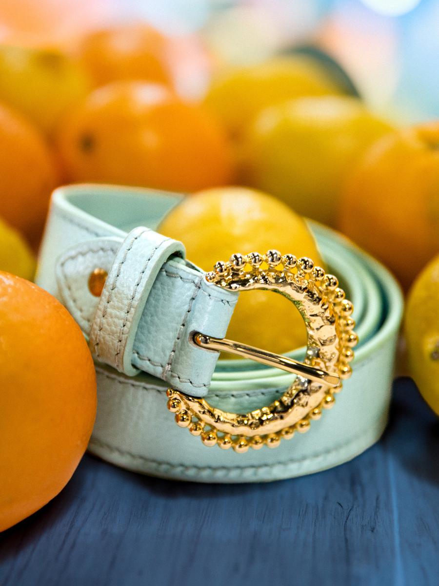 Foto-Ansicht-von-der-Seite-Ledergürtel-blau-LaCeinture-Luna-Azur-Himmelblau-Paul-Marius-LB-115-AZ-L-BLU