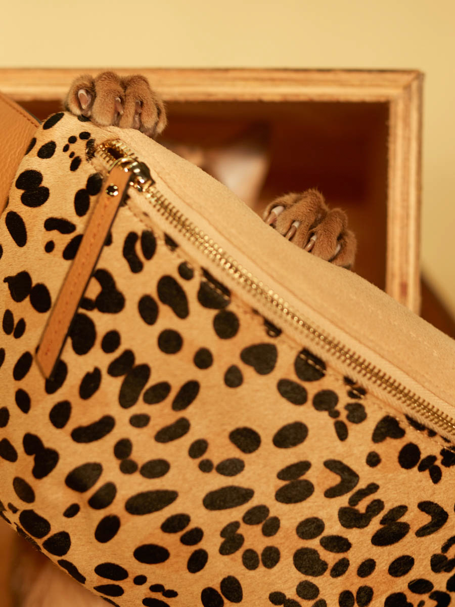 sac-banane-cuir-labanane-leopard-beige-vue-portee-m503-lp-bei