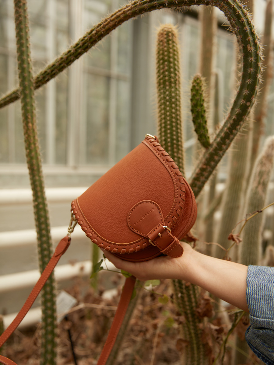 Mini-Umhängetasche aus braunem Leder LeBobo XS Natur Ansicht Zoom Material w61xs-l