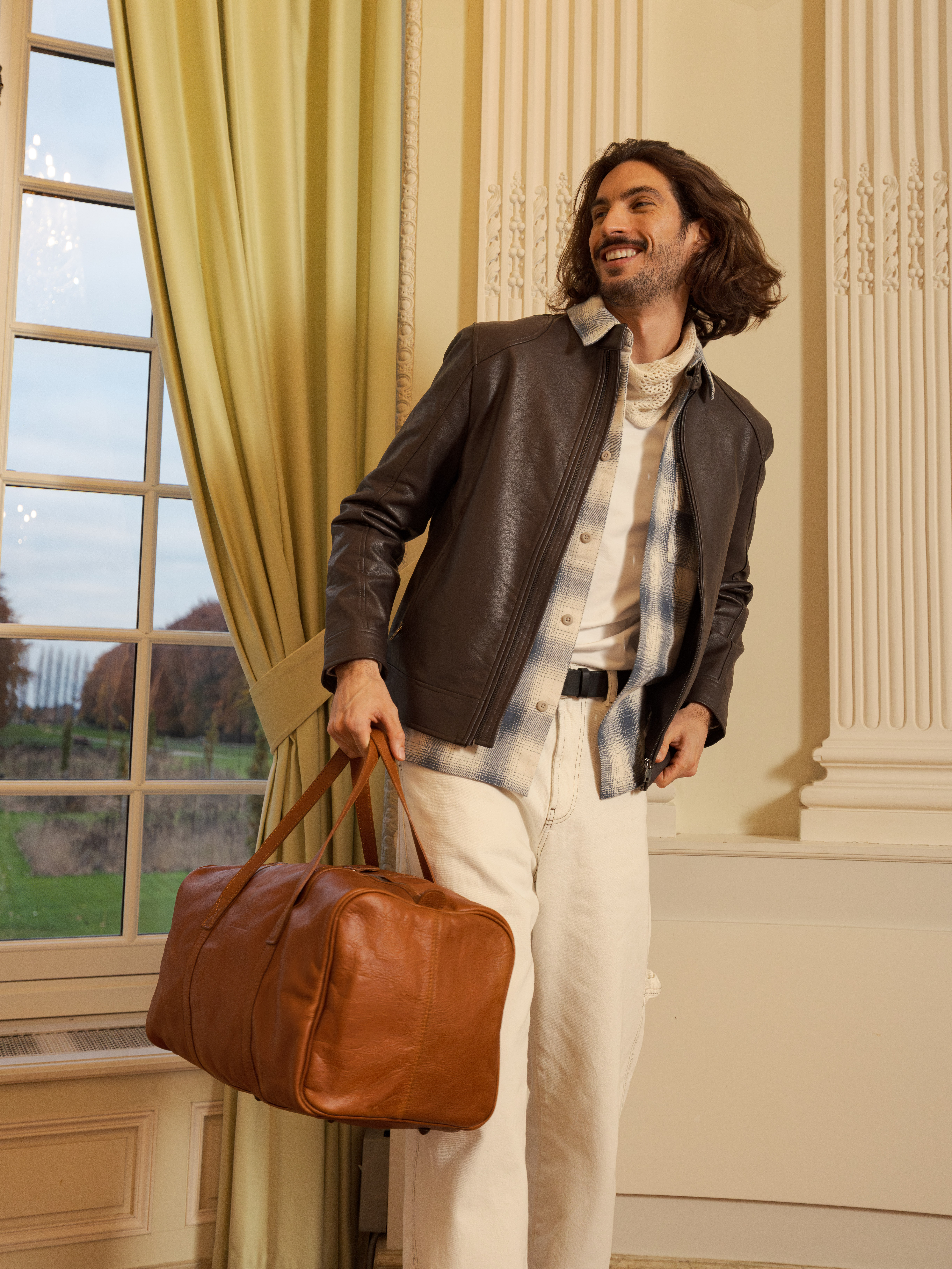 photo-portee-sac-de-voyage-cuir-marron-lecabine-naturel-paul-marius-m103-l