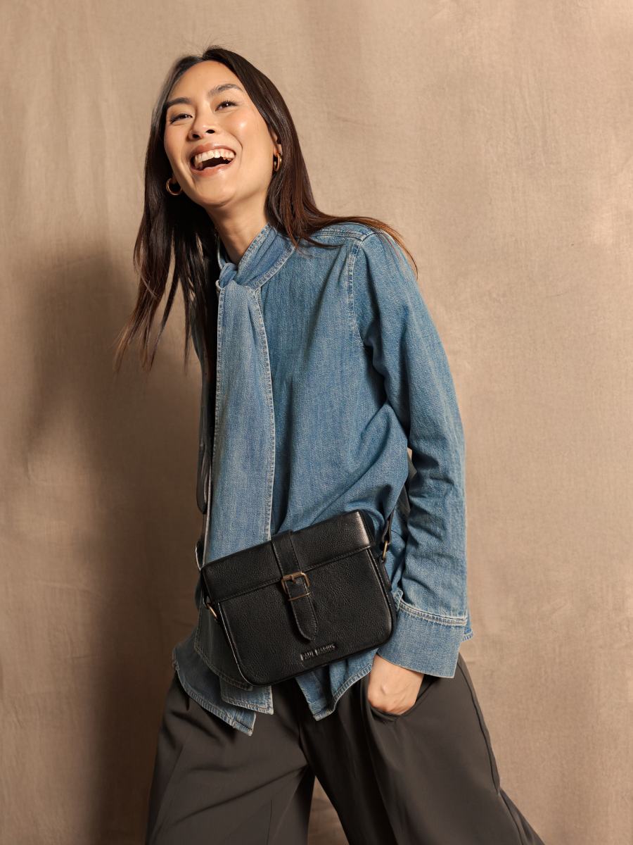 sac-bandouliere-lecoquin-noir-huile-vue-zoom-matiere-m405-obl