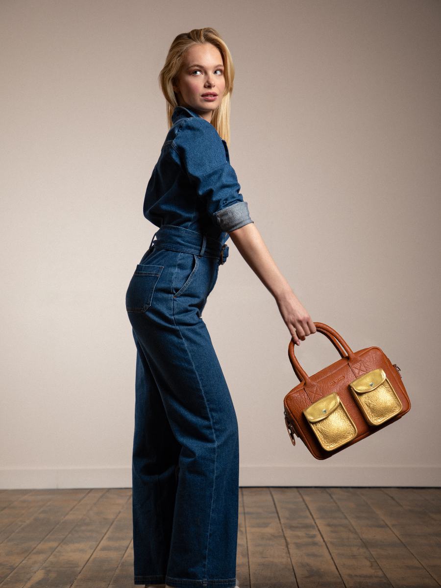 Fotoansicht-getragen-handtasche-leder-natur-gold-ledandy-s-natur-gold-paul-marius-w04s-l-g