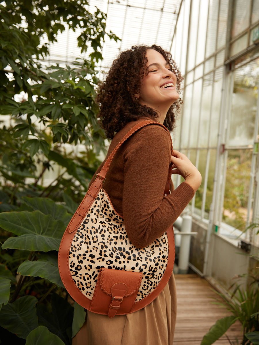 damentasche-leder-LeHobo-m-beige-Léopard-ansicht-trageweise