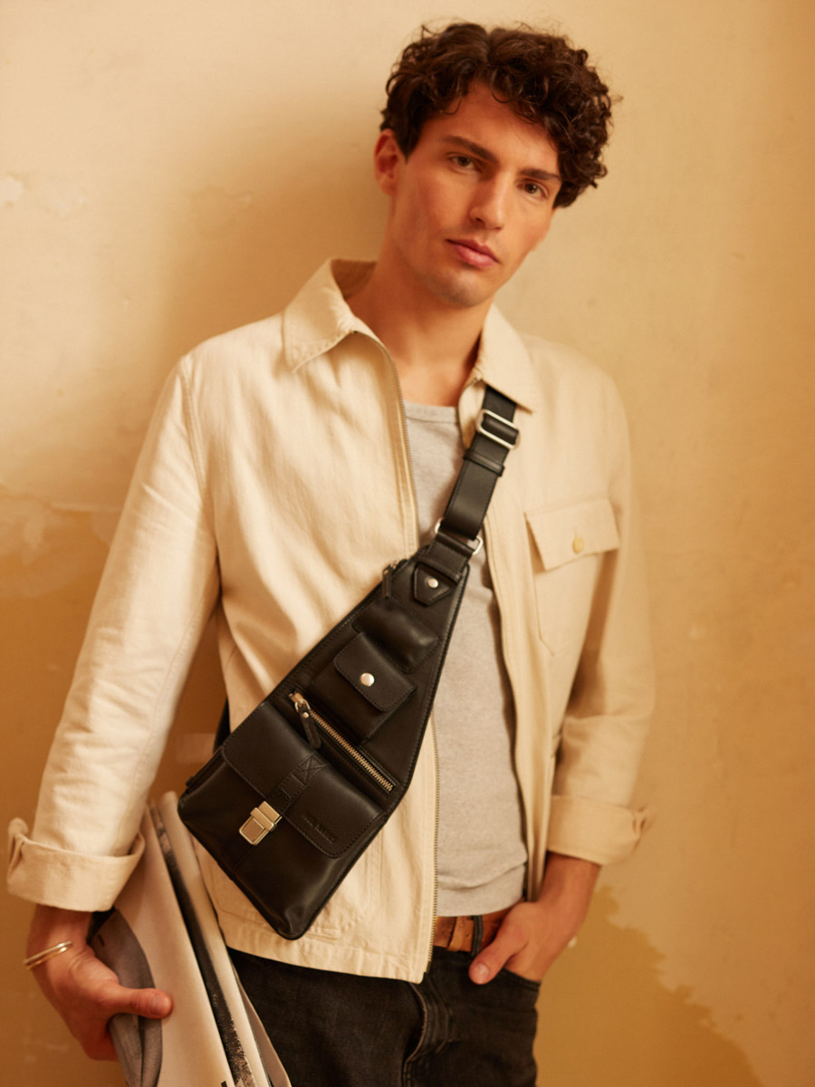 Umhängetasche aus Leder, Holster, schwarz, geölt, Ansicht von vorne, w62-obl