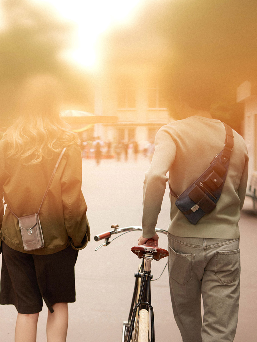 Umhängetasche aus Leder, schwarz, geölt, Ansicht, Zoom, Material, w62-obl