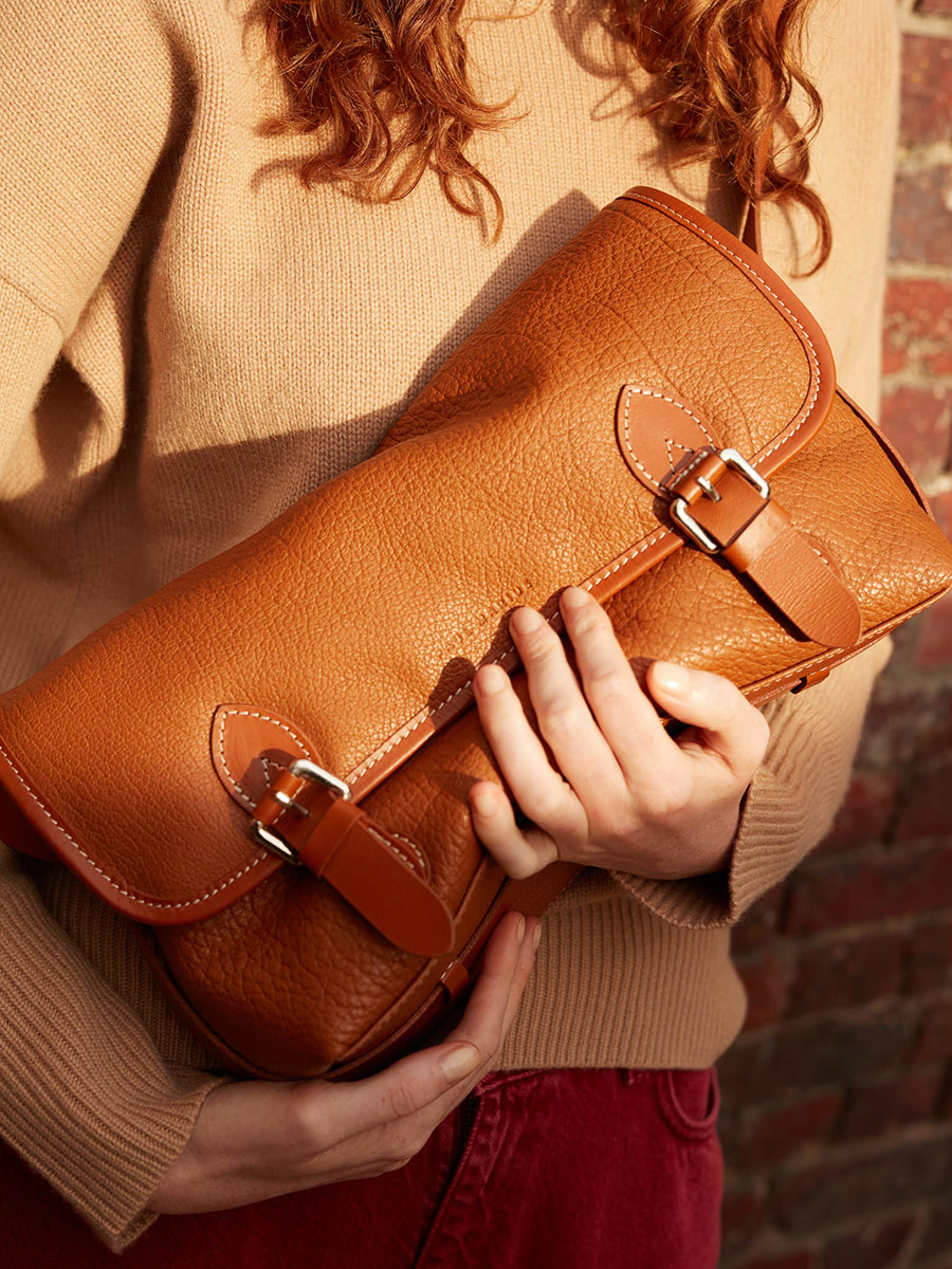 Umhängetasche aus Leder Loulou Natur Zoom Material