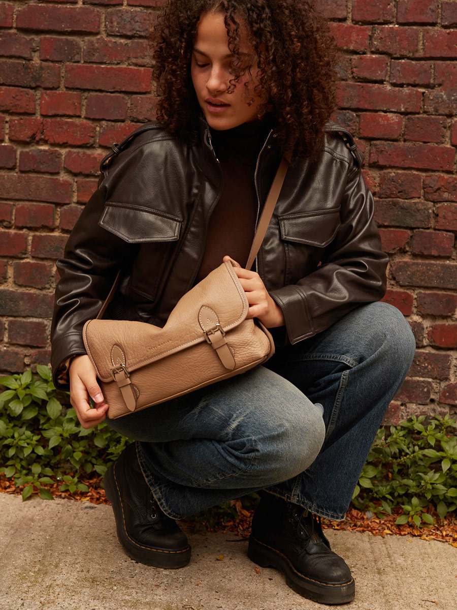 Umhängetasche aus Leder Loulou Taupe Zoom Material