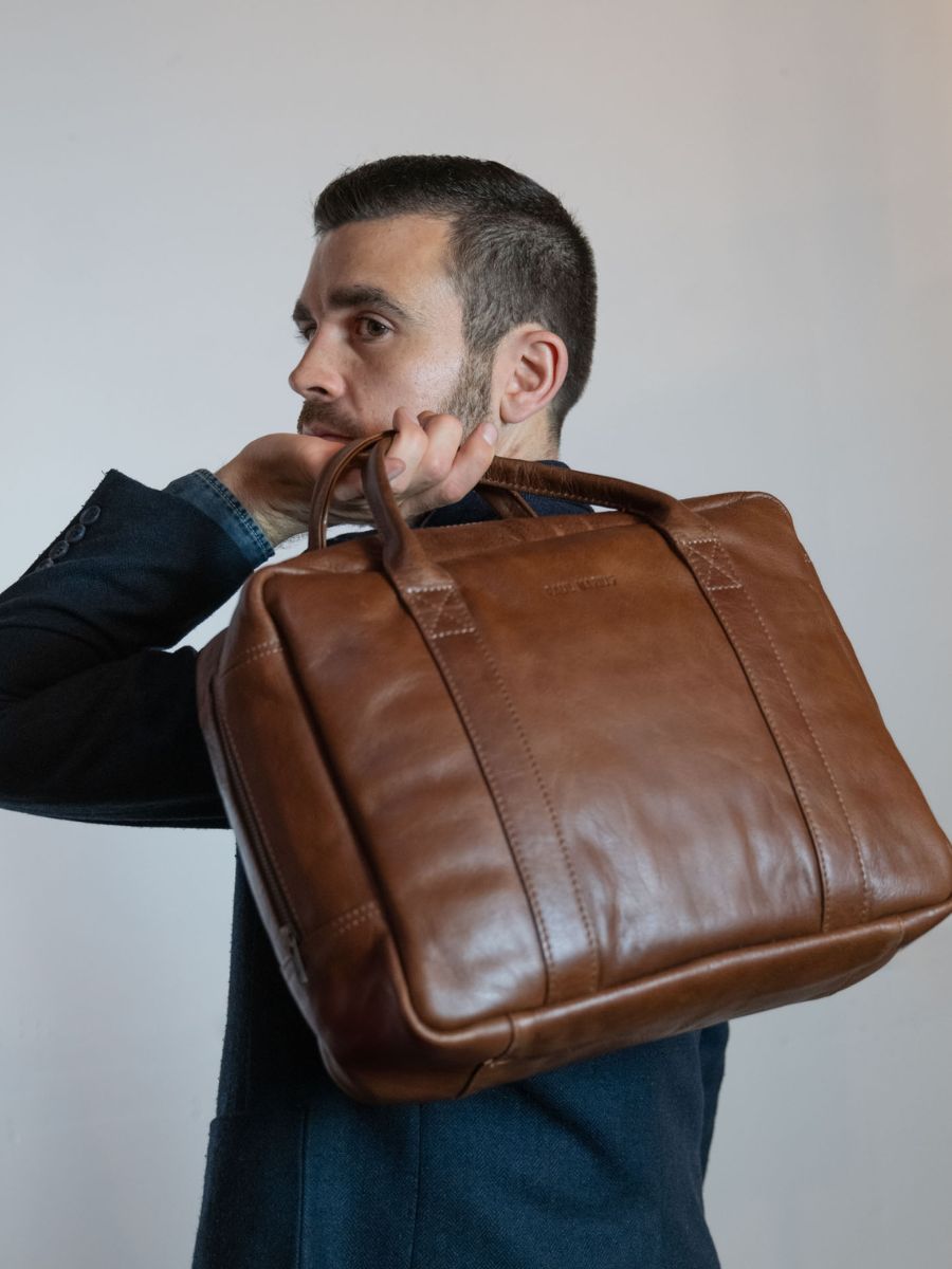 Foto-Ansicht-von-vorne-Laptoptasche-Leder-braun-LeMécanographe-tabakfarben-paul-marius-m22-mk