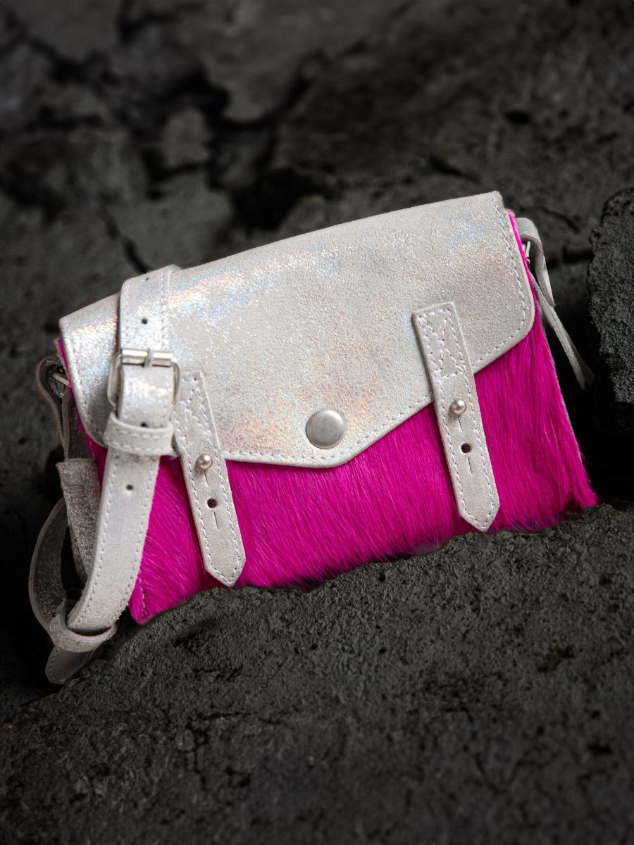 Fotoansicht-Vorderseite-Umhängetasche-aus-Leder-rosa-LeMini-Indispensable-Creature-Rose-Acide-Paul-Marius-W08S-CREA-S-PI