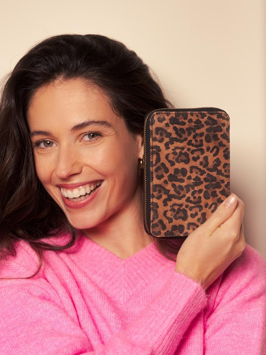 Brieftasche Alice Leopard schwarz Ansicht mit Tragehilfe M76 LP B