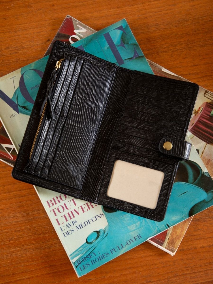 Fotoansicht-Tragegurt-Brieftasche-Leder-schwarz-LePortefeuille Charlotte N°2-1960-tiefschwarz-Paul Marius-M67-L B