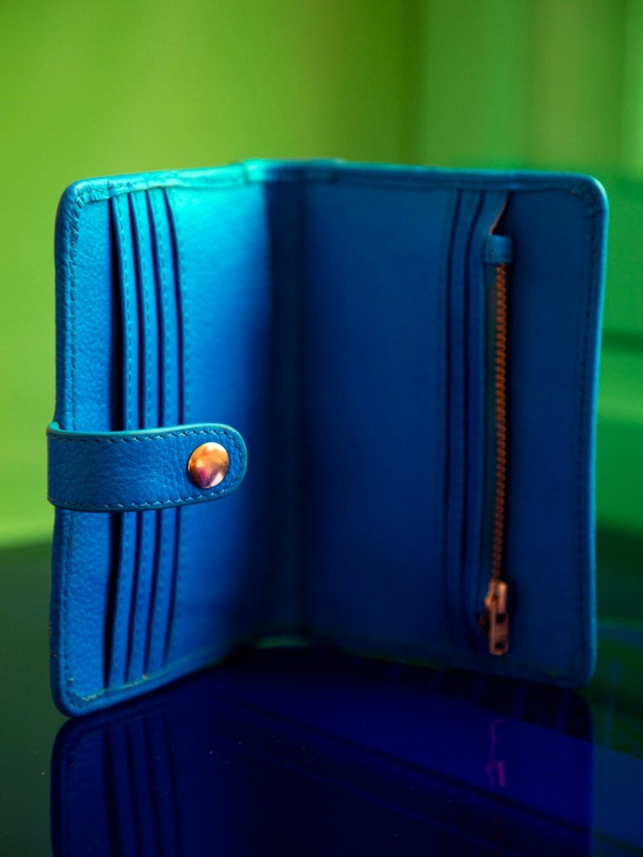 Fotoansicht-Tragegurt-Brieftasche-Leder-orange-LePortefeuille Jeanne Neon Paul Marius M34 NE BLU