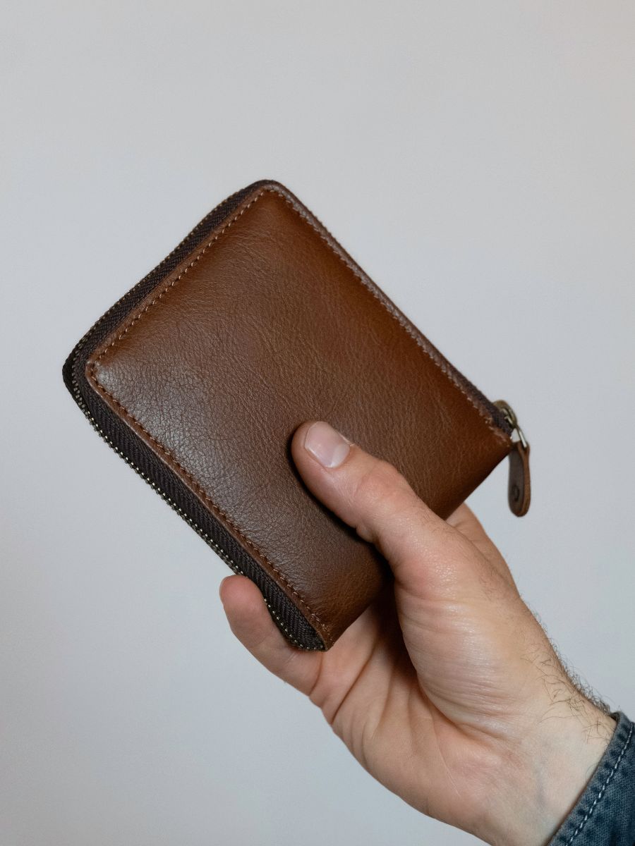 Foto-Vorderansicht-Brieftasche-Leder-Unisex-braun-LePortefeuille-Paul-Tabac-Paul-Marius-Wallet-MK