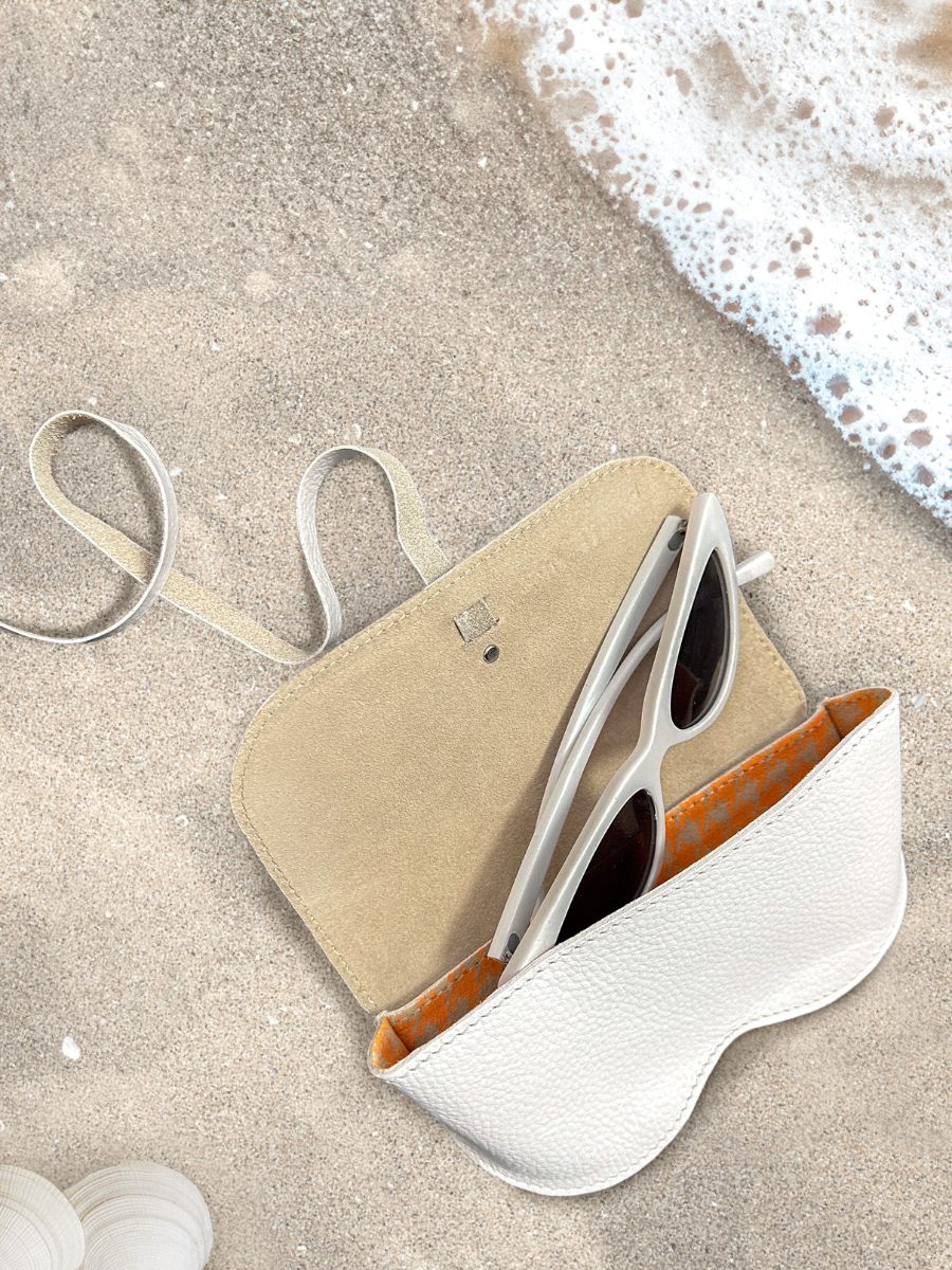 Fotoansicht-Brillenetui aus Leder für Damen in Weiß – Das Brillenetui Vedette von Paul Marius M49 W