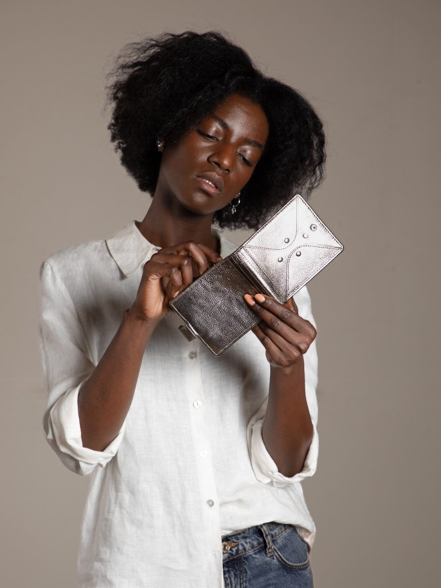 Fotoansicht-Tragetasche-Lederbrieftasche-LePortefeuille-Louise-Stahl-Paul-Marius-M30-GM