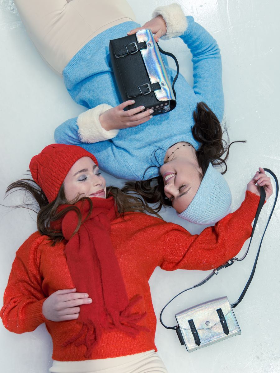 Umhängetasche Artisan Givre holografisch schwarz Ansicht von vorne P02 GIV