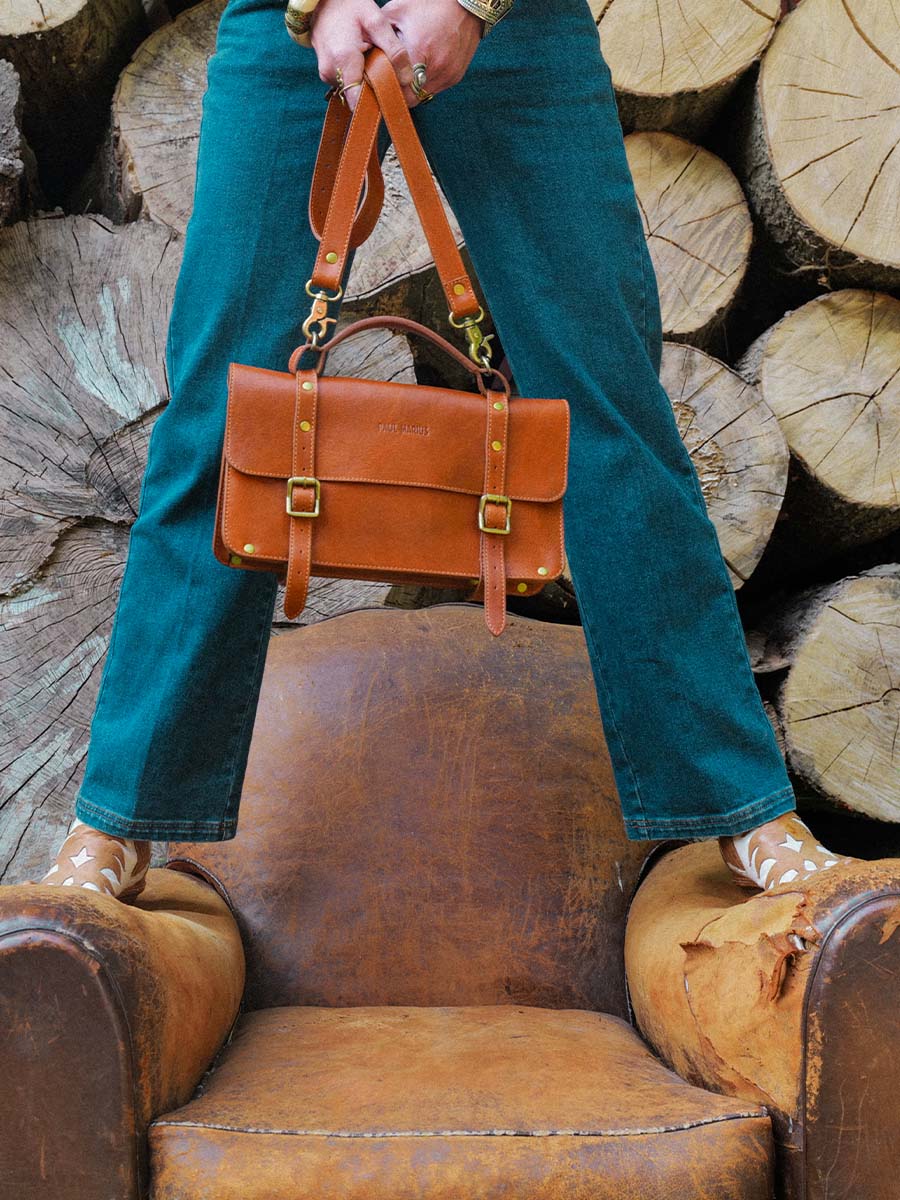 photo-portee-porte-documents-cuir-marron-lecolporteur-cognac-huile-paul-marius-m23-oco