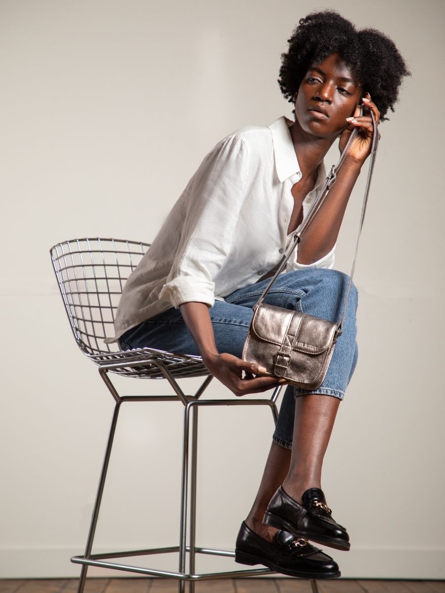 Fotoansicht-Tragetasche-Umhängetasche-Leder-silber-lessentiel-stahl-paul-marius-m21-gm