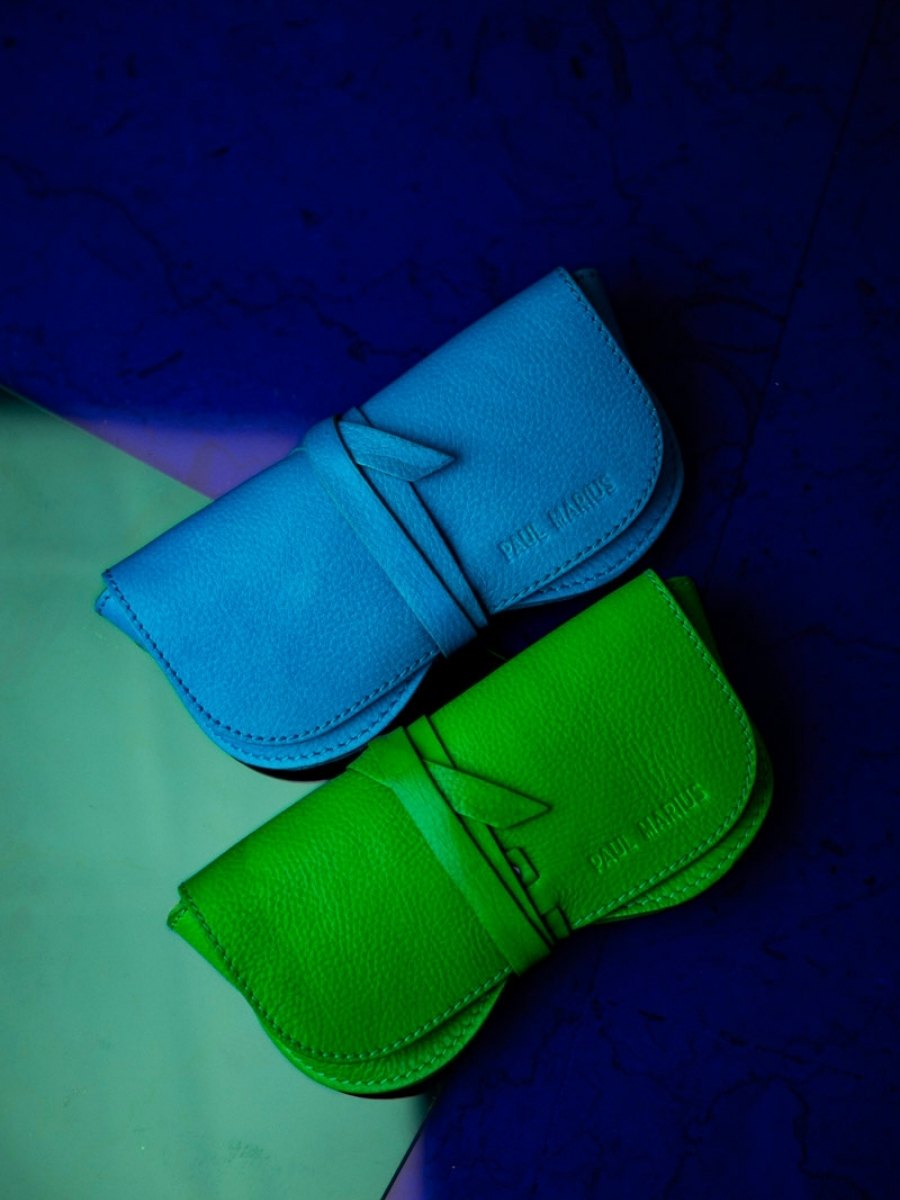 Fotoansicht-und-Reichweite-Brillenetui-aus-Leder-für-Damen-orange-das-Brillenetui-neon-paul-marius-m49-ne-blu