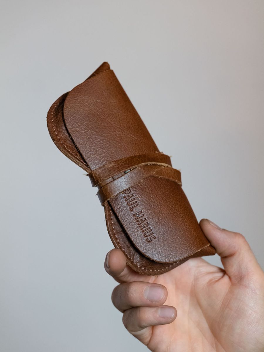 Fotoansicht-Brillenetui-aus-Leder-unisex-braun-L-Brillenetui-tabakfarben-paul-marius-m49-mk